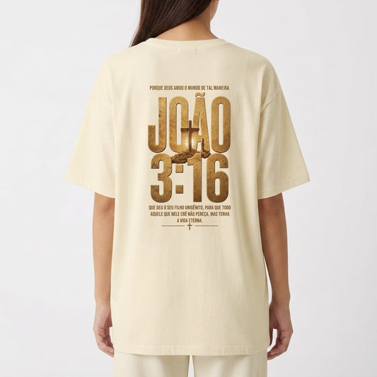 Camiseta com estampa frontal de "João 3:16" em destaque, incluindo texto complementar em estilo tipográfico impactante.