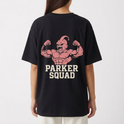 Camiseta com estampa frontal de iniciais estilizadas "TK" e estampa traseira de personagem musculoso com braços erguidos acima do texto "Parker Squad".