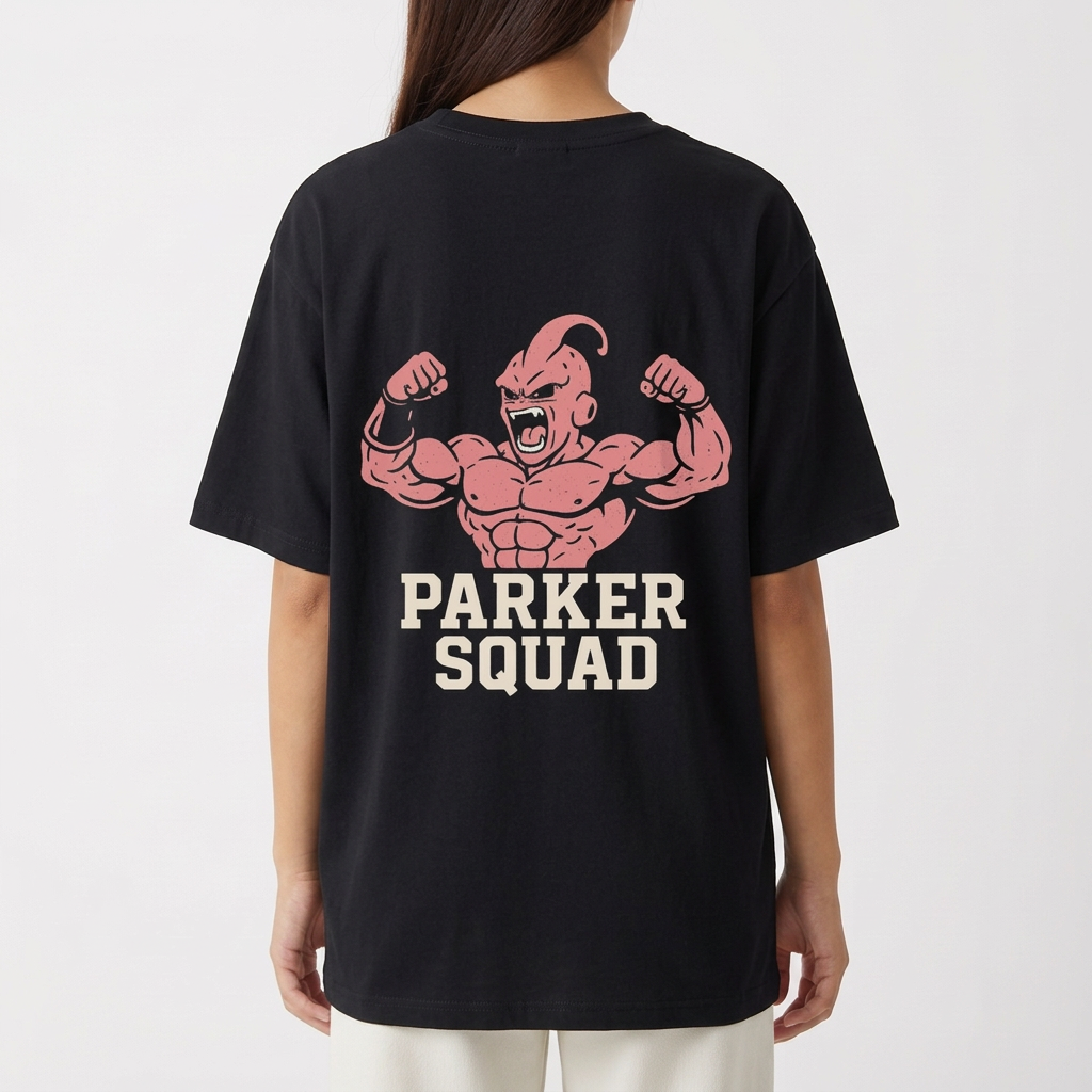 Camiseta com estampa frontal de iniciais estilizadas "TK" e estampa traseira de personagem musculoso com braços erguidos acima do texto "Parker Squad".