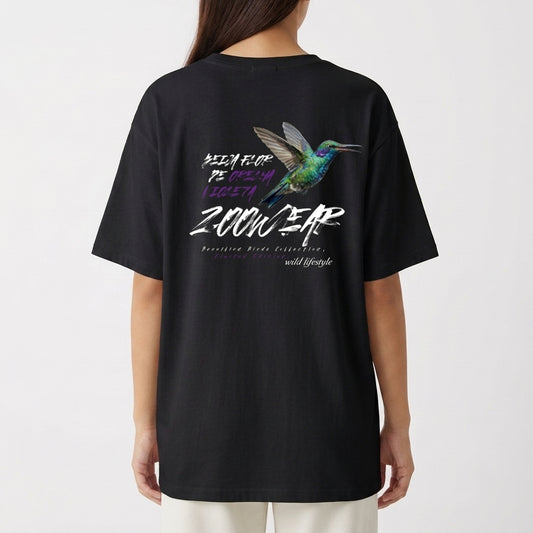 Camiseta com estampa frontal de beija-flor em voo e estampa traseira com beija-flor em destaque, acompanhada de elementos gráficos e texto estilizado.