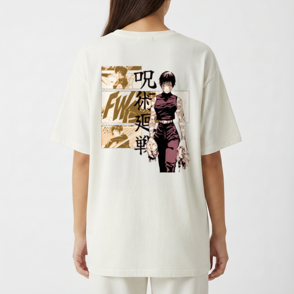 Camiseta com estampa frontal de um personagem de cabelo encaracolado em close-up e estampa traseira de um personagem em posição de ação com arte em quadrinhos.