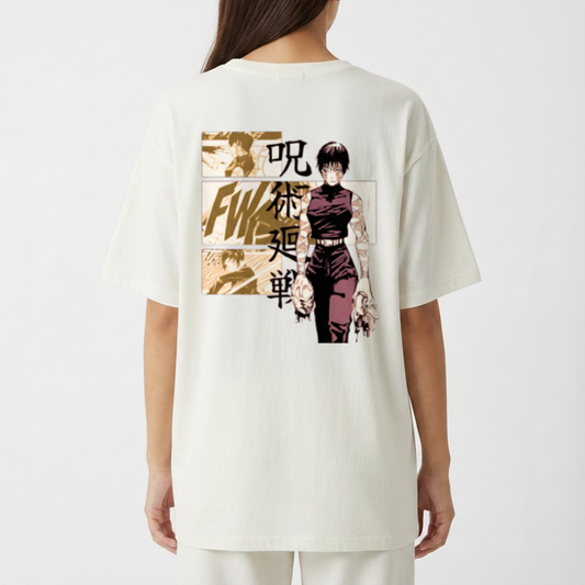 Camiseta com estampa frontal de um personagem de cabelo encaracolado em close-up e estampa traseira de um personagem em posição de ação com arte em quadrinhos.
