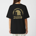 Camiseta com estampa frontal de capacete vintage com texto acima e estampa traseira de capacete maior cercado por vários textos e elementos decorativos.