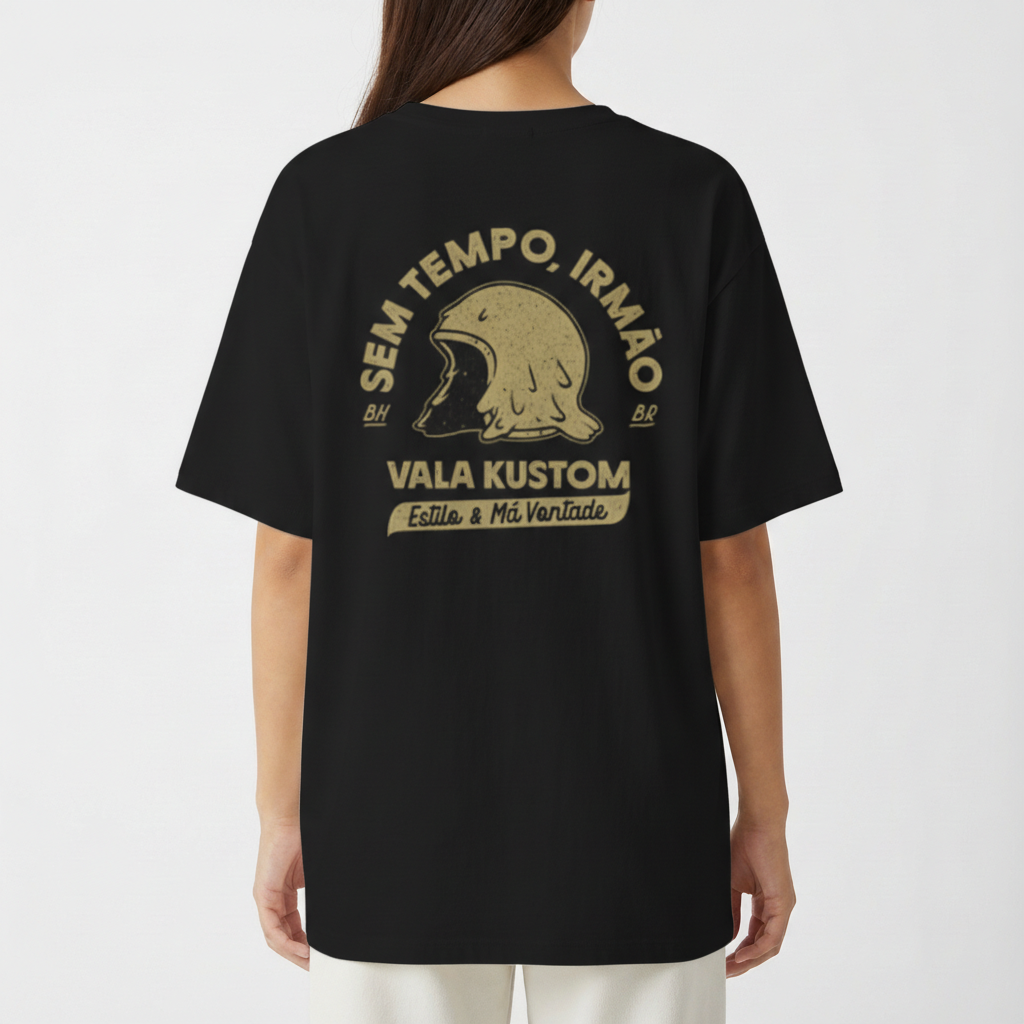 Camiseta com estampa frontal de capacete vintage com texto acima e estampa traseira de capacete maior cercado por vários textos e elementos decorativos.