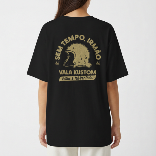 Camiseta com estampa frontal de capacete vintage com texto acima e estampa traseira de capacete maior cercado por vários textos e elementos decorativos.