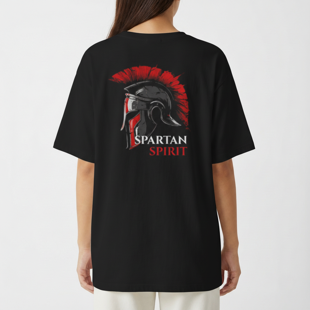 Camiseta com estampa frontal de capacete espartano com crista. Estampa traseira maior de capacete espartano, com texto "SPARTAN SPIRIT".
