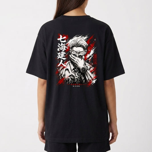 Camiseta com estampa frontal de logotipo estilizado "KAGE" com símbolo floral e estampa traseira de personagem detalhado com fundo dinâmico e caracteres orientais.