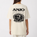 Camiseta com estampa frontal de "LUNOVA" em letras estilizadas e estampa traseira de um anjo em posição contemplativa sob o texto "ANJO" repetido acima.
