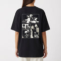Camiseta com estampa frontal de personagem em pose reflexiva e texto japonês, e estampa traseira de quadrinhos com cenas de personagens e falas.