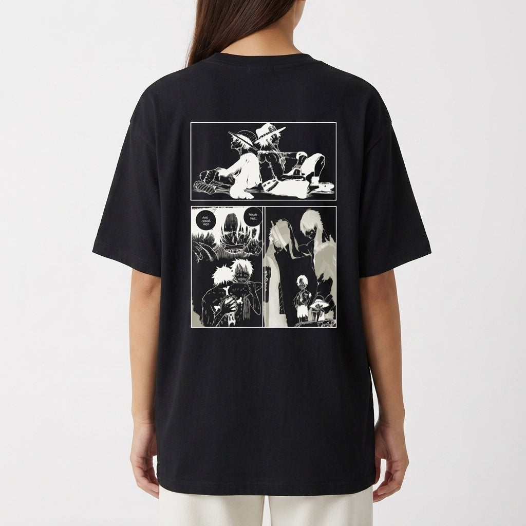 Camiseta com estampa frontal de personagem em pose reflexiva e texto japonês, e estampa traseira de quadrinhos com cenas de personagens e falas.