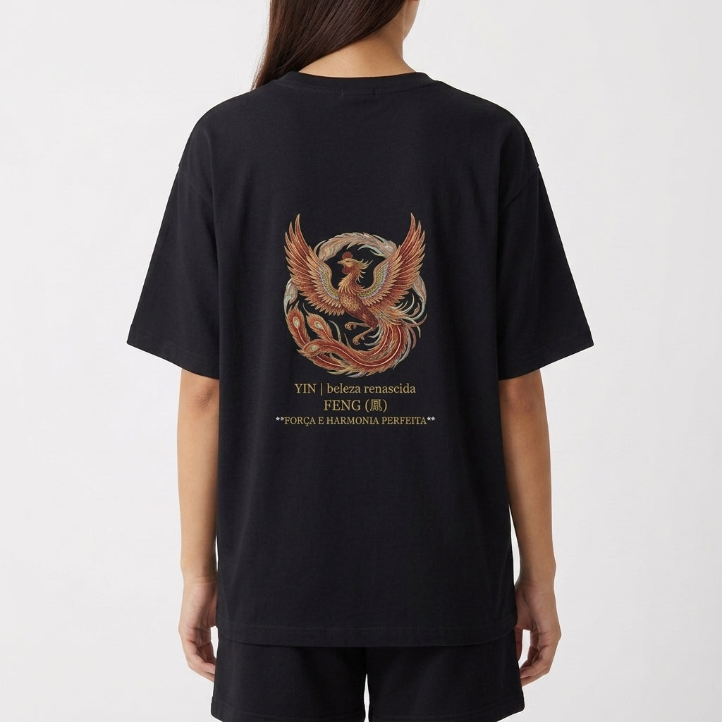 Camiseta com estampa frontal de dragão em círculo com texto "LONG E FENG (DRU) FORÇA E HARMONIA PERFEITA" e estampa traseira de fênix similar e texto correspondente.