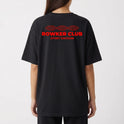 Camiseta com estampa frontal de "ROWKER CLUB" acima de "SPORT DIVISION" e estampa traseira de três globos sobre "ROWKER CLUB" e "SPORT DIVISION".