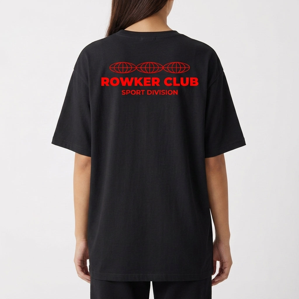 Camiseta com estampa frontal de "ROWKER CLUB" acima de "SPORT DIVISION" e estampa traseira de três globos sobre "ROWKER CLUB" e "SPORT DIVISION".