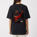Camiseta com estampa frontal de logotipo estilizado "Sossai" pequeno e estampa traseira de imagem elaborada com mãos segurando uma fita vermelha e texto decorativo.