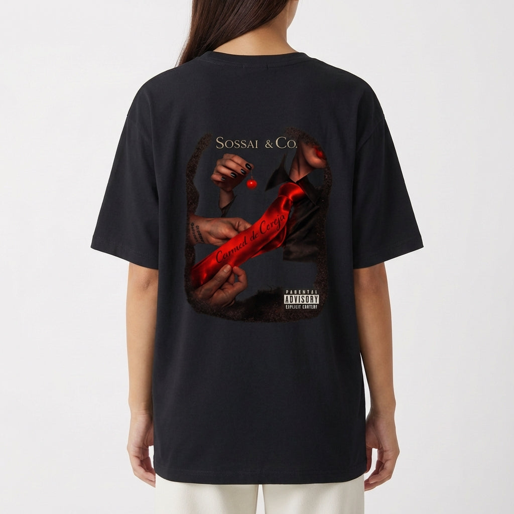 Camiseta com estampa frontal de logotipo estilizado "Sossai" pequeno e estampa traseira de imagem elaborada com mãos segurando uma fita vermelha e texto decorativo.