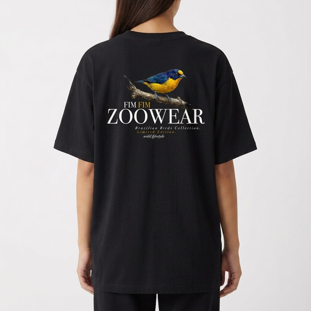Camiseta com estampa frontal de uma ave colorida em galho, cercada por texto em arco, e estampa traseira de ave maior com texto destacado abaixo.