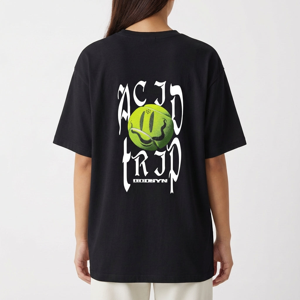 Camiseta com estampa frontal de texto estilizado. Estampa traseira de bola sorridente verde com textos verticais distorcidos e estilizados ao redor.
