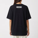 Camiseta com estampa traseira de retângulo contendo símbolos circulares nos cantos, a palavra "VOID" no centro, e abaixo "INFINITY" em fonte discreta.