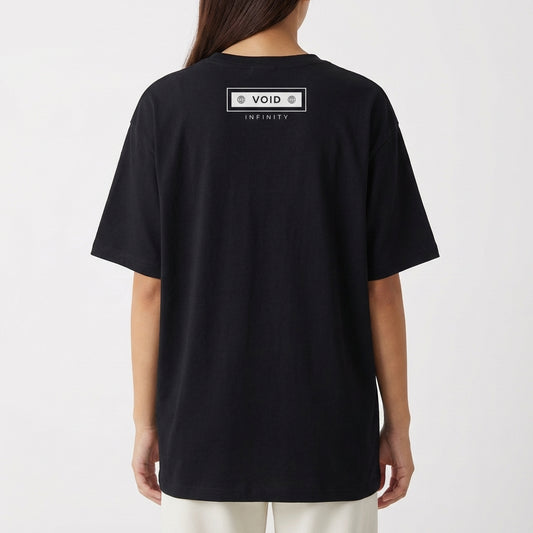 Camiseta com estampa traseira de retângulo contendo símbolos circulares nos cantos, a palavra "VOID" no centro, e abaixo "INFINITY" em fonte discreta.