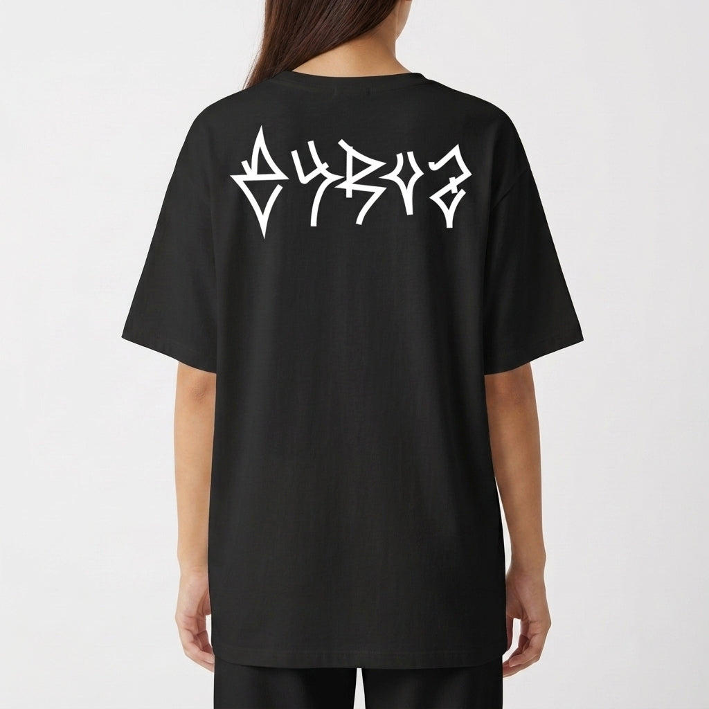 Camiseta com estampa frontal de texto "AYRUS STREET" em tipografia estilizada e detalhe gráfico centralizado e estampa traseira com a palavra "AYRUS".