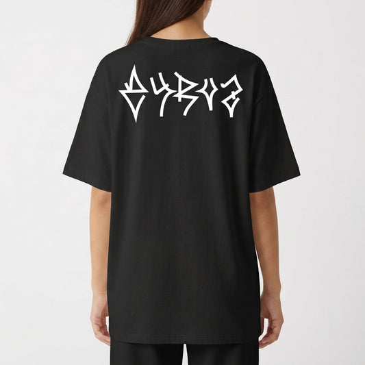 Camiseta com estampa frontal de texto "AYRUS STREET" em tipografia estilizada e detalhe gráfico centralizado e estampa traseira com a palavra "AYRUS".
