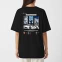 Camiseta com estampa frontal de carro esportivo sob montanhas nevadas, logo e informações técnicas da marca em destaque.
