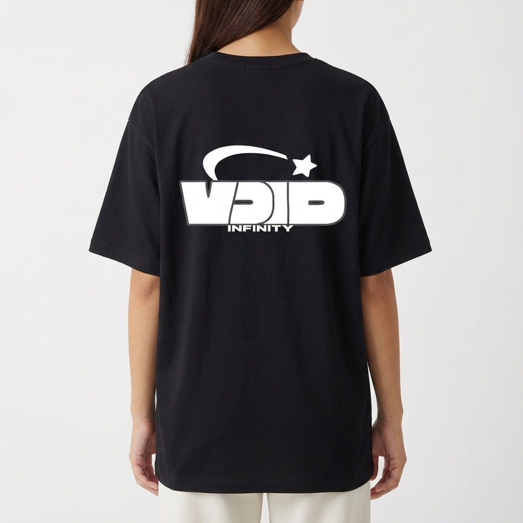 Camiseta com estampa traseira de logotipo estilizado "VOID INFINITY", acompanhada por um arco e uma estrela, criando um visual dinâmico e moderno.