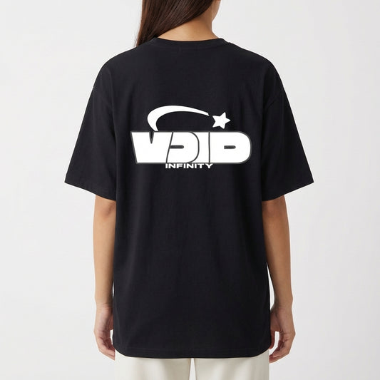 Camiseta com estampa traseira de logotipo estilizado "VOID INFINITY", acompanhada por um arco e uma estrela, criando um visual dinâmico e moderno.