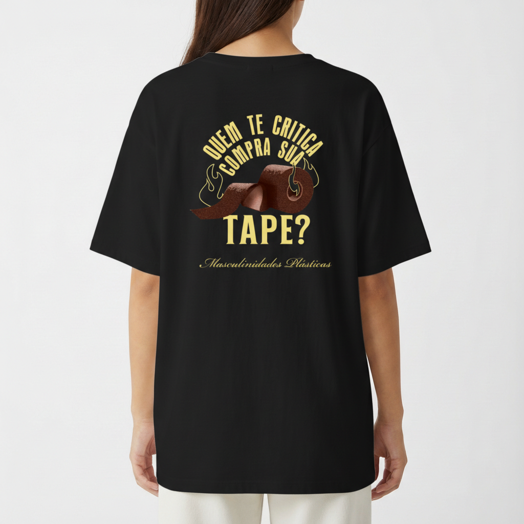 Camiseta com estampa frontal de símbolo abstrato com pontas estilizadas e estampa traseira de texto criativo sobre imagem de fita em tom audacioso.
