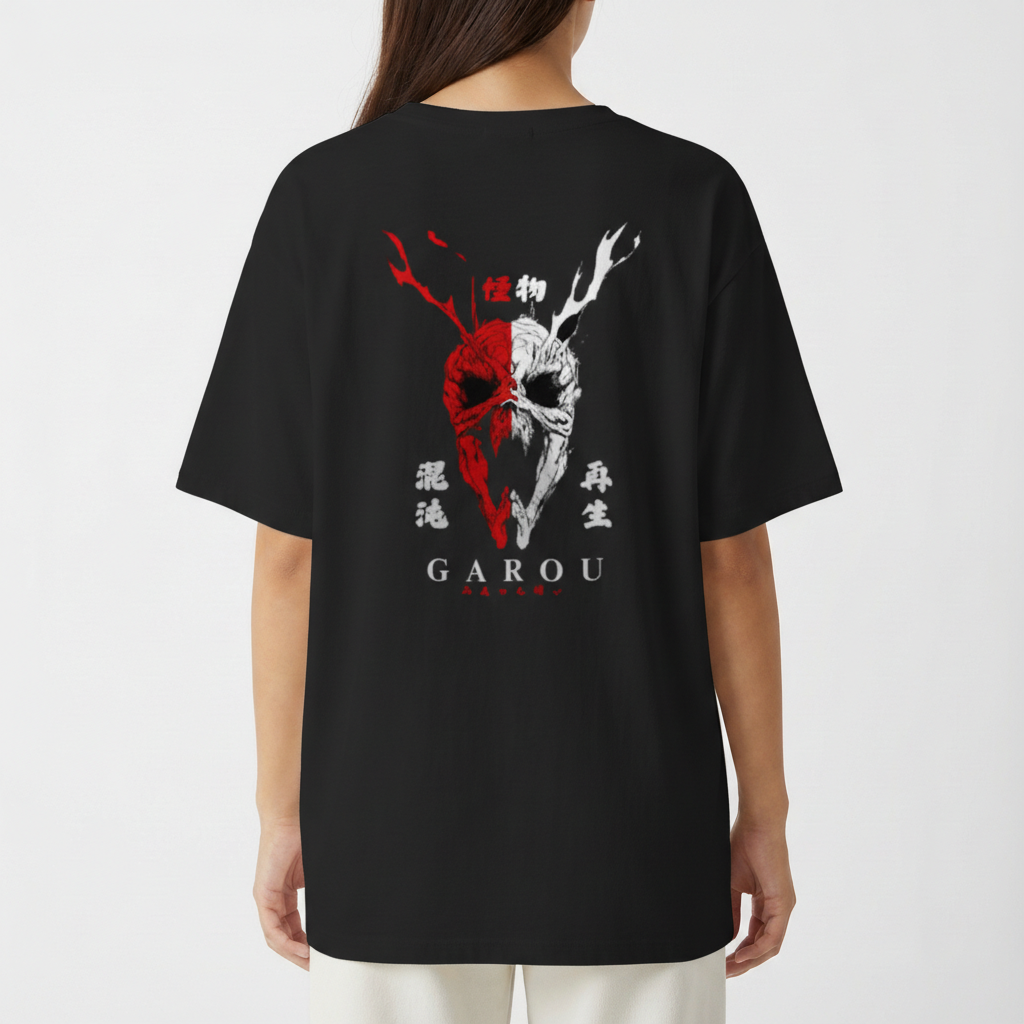 Camiseta com estampa frontal de lobo em estilo detalhado com a palavra "FANGS" e estampa traseira de máscara dual-color associada a caracteres asiáticos e nome "GAROU".