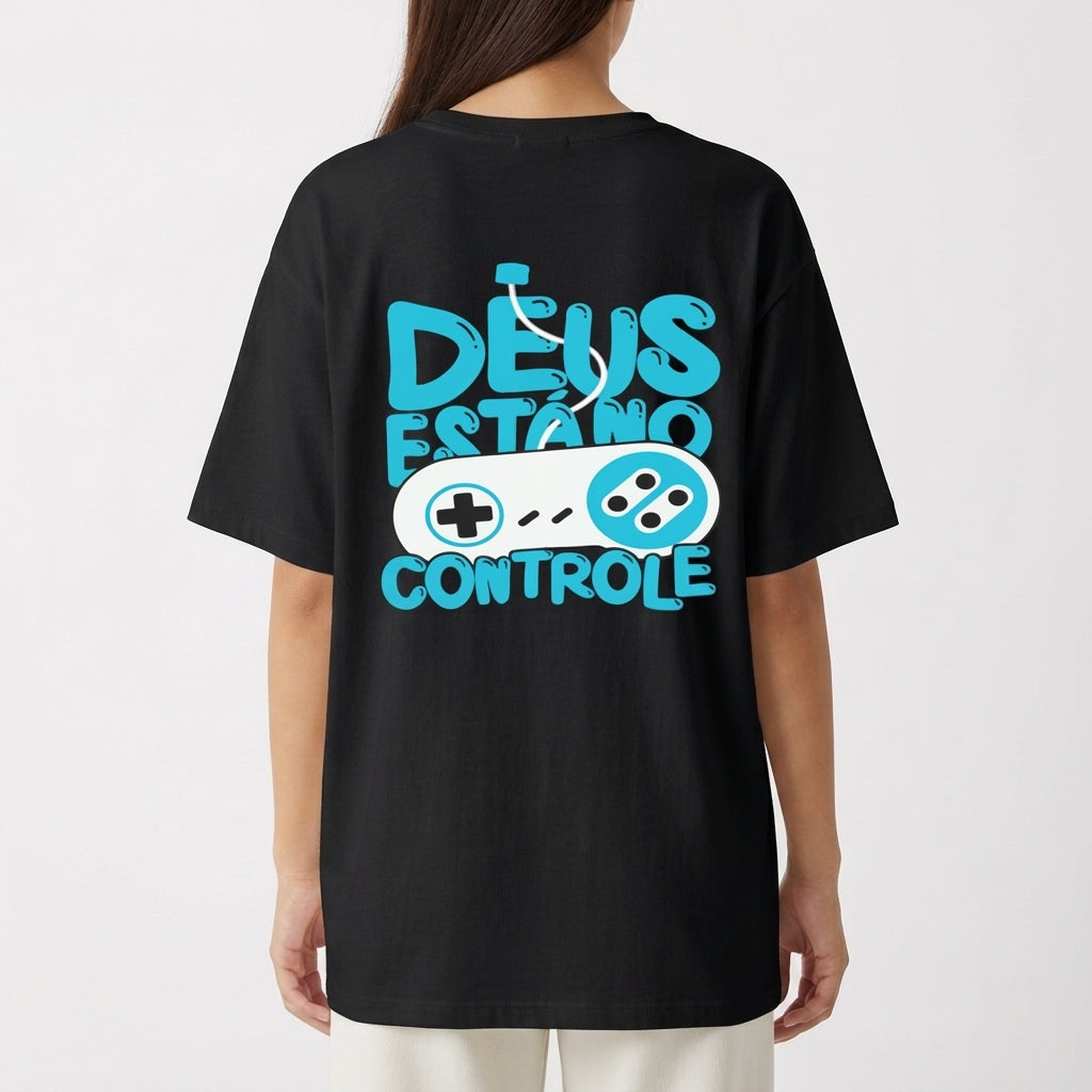 Camiseta com estampa frontal de logo pequeno escrito “VIGIA” no centro e estampa traseira de controle de videogame com frase “DEUS ESTÁ NO CONTROLE”.