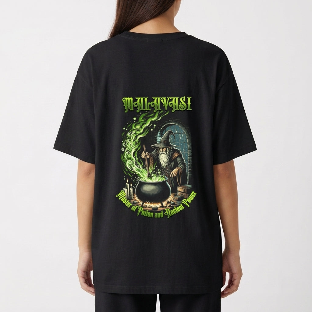 Camiseta com estampa frontal de tipografia criativa "Malavasi" e estampa traseira de feiticeiro com caldeirão e inscrições mágicas detalhadas.
