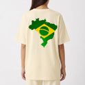 Camiseta com estampa frontal de texto estilizado "Acorda Brasil" e estampa traseira de mapa do Brasil integrado ao design da bandeira nacional.