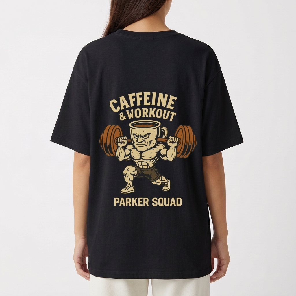Camiseta com estampa frontal de logotipo estilizado "TK" e estampa traseira de figura muscular levantando peso com cabeça de xícara, acompanhado de textos.