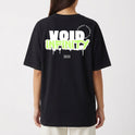 Camiseta com estampa traseira de "VOID INFINITY" com efeito de tinta escorrendo, acompanhada por "STREET RACING CLUB" em arco e "ESTD 2023" abaixo.