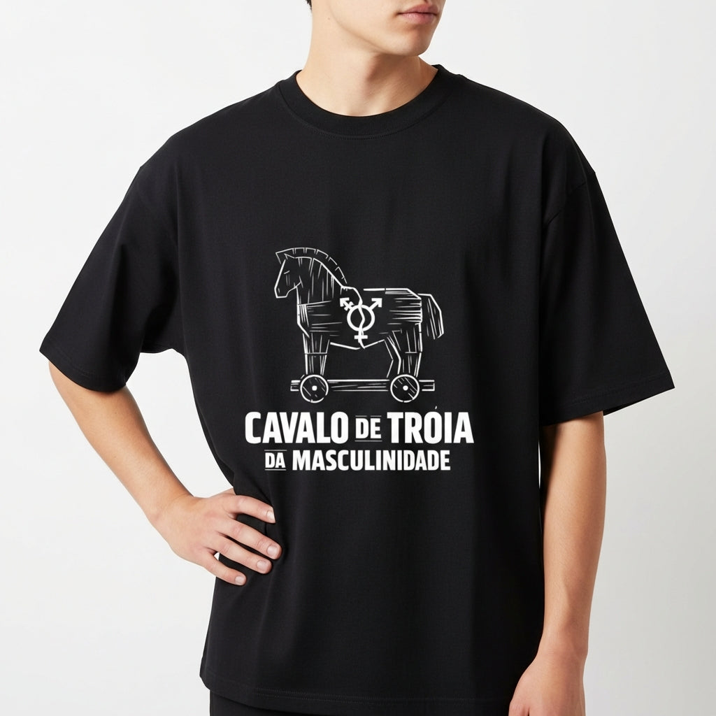 Camiseta com estampa frontal de cavalo de Tróia com símbolo masculino e texto "CAVALO DE TRÓIA DA MASCULINIDADE" e estampa traseira de logotipo circular.