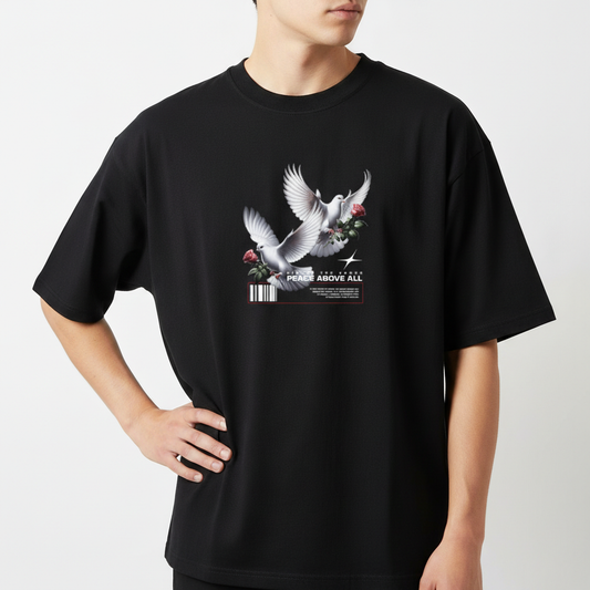 Camiseta com estampa frontal de duas pombas em voo sobre rosas, acompanhadas de texto "PEACE ABOVE ALL" e um código de barras estilizado.