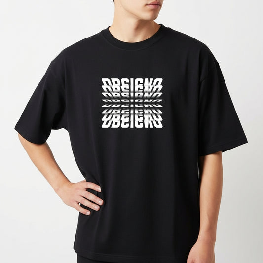 Camiseta com estampa frontal de texto distorcido em forma de espelho, criando um efeito visual dinâmico com múltiplas camadas sobrepostas.