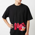 Camiseta com estampa frontal de uma figura caricata de pássaro vermelho com expressão facial interessante, foco no rosto e orelhas pontudas.