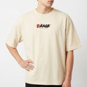 Camiseta com estampa frontal de texto estilizado com caracteres e estampa traseira de personagem em pose dramática com caveiras ao redor.