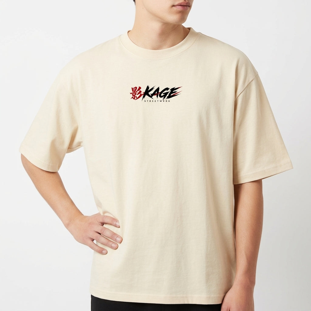 Camiseta com estampa frontal de texto estilizado com caracteres e estampa traseira de personagem em pose dramática com caveiras ao redor.