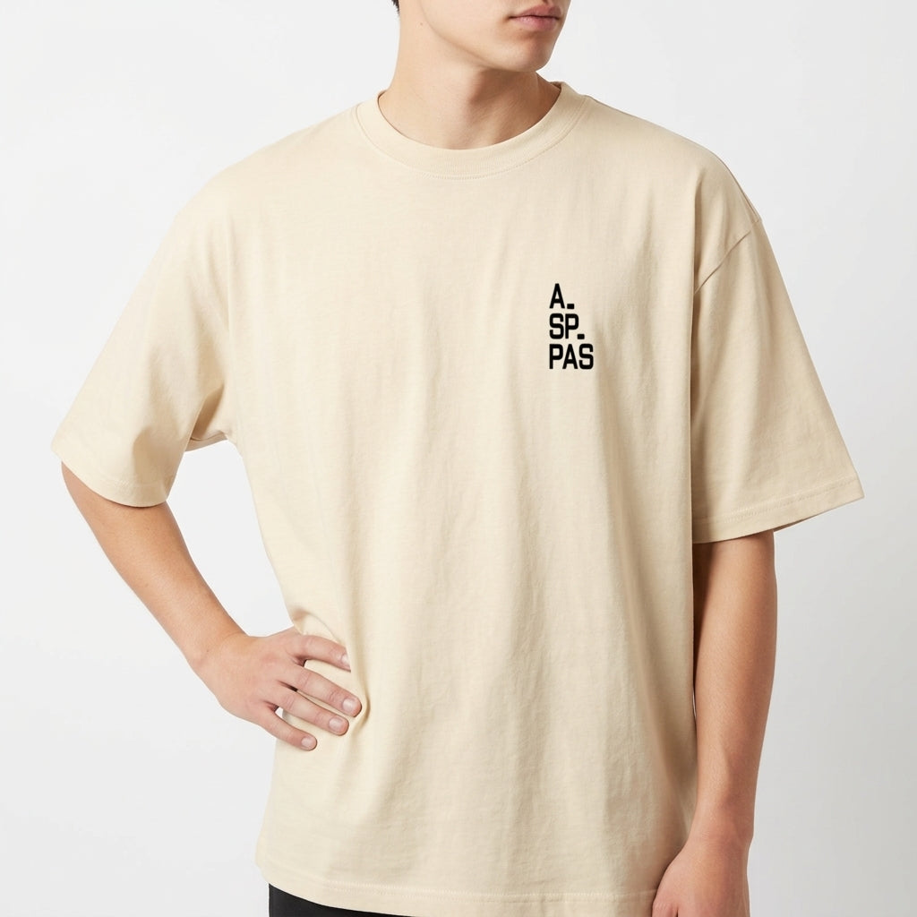 Camiseta com estampa frontal de "A. SP. PAS" alinhada verticalmente no lado esquerdo e estampa traseira de círculo com linhas concêntricas e texto.