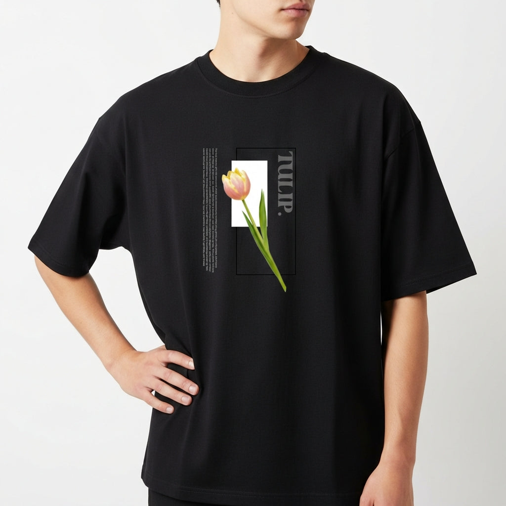 Camiseta com estampa frontal de uma tulipa em destaque, acompanhada pela palavra "TULIP" em letras maiúsculas e elementos geométricos complementares.