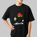 Camiseta com estampa frontal de um par de óculos amarelos e um boné vermelho, acompanhados por luvas brancas segurando uma bebida e tênis azuis animados.
