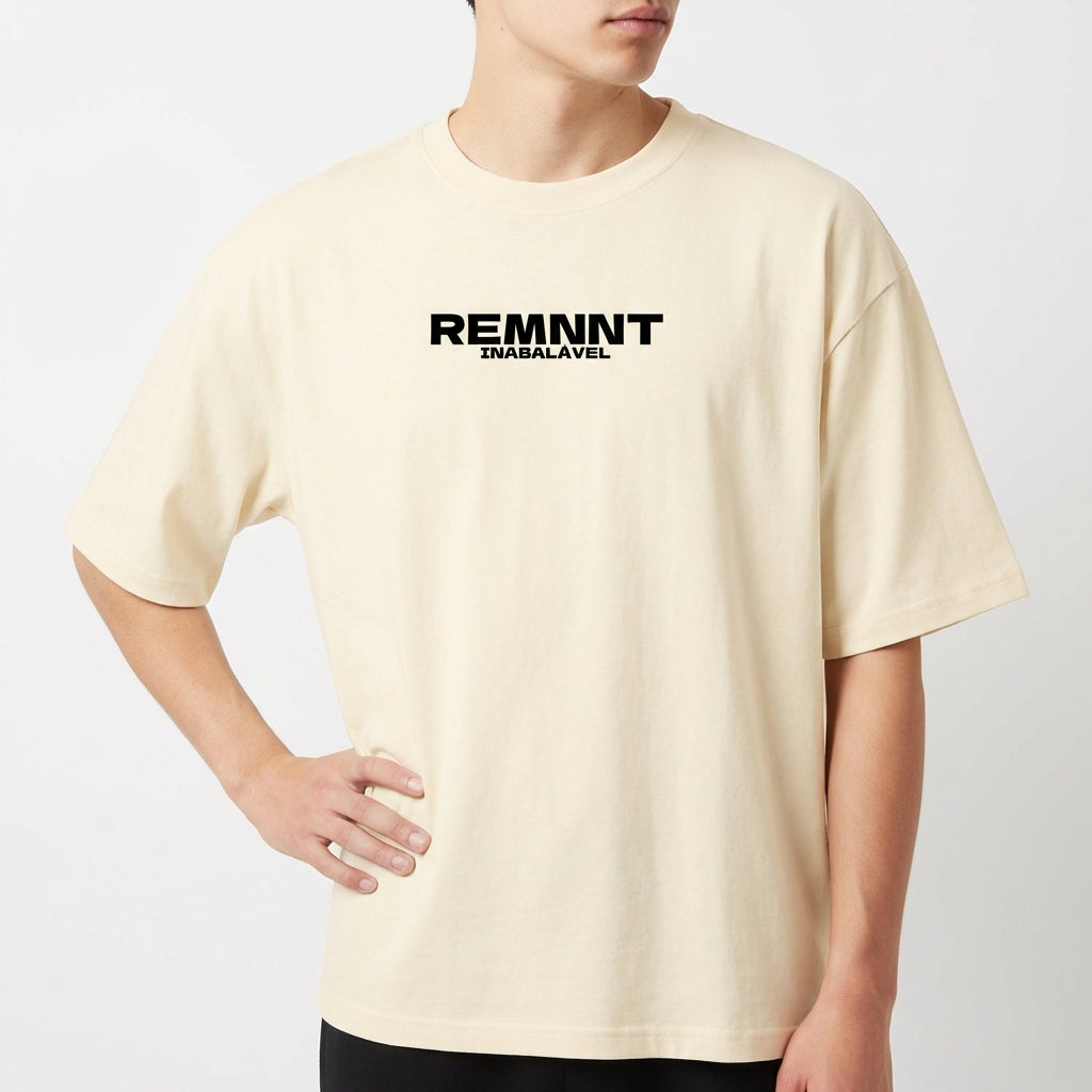 Camiseta com estampa frontal de texto estilizado "REMNNT" em letras maiúsculas e "IMBATÍVEL" em tamanho menor, alinhados centralmente.