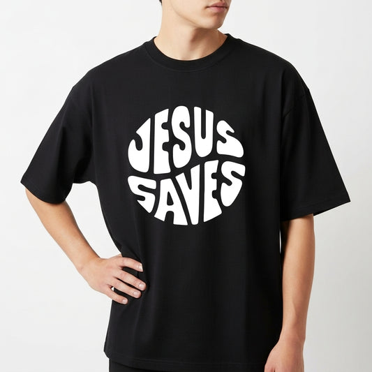 Camiseta com estampa frontal de texto estilizado formando as palavras "Jesus Saves" dentro de um círculo, com letras curvas e preenchidas ocupando todo o espaço.