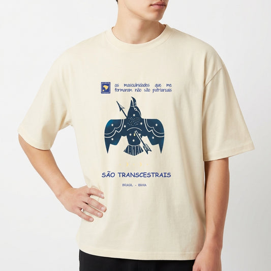 Camiseta com estampa frontal de pássaro estilizado, frases sobre masculinidades, "SÃO TRANSCESTRAIS" e "BRASIL - BAHIA"; estampa traseira de símbolo tribal.