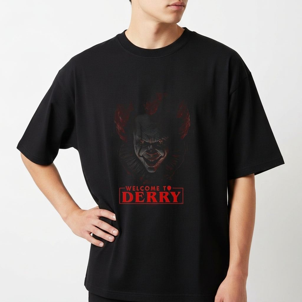 Camiseta com estampa frontal de rosto sombrio de palhaço em meio à escuridão com a frase "Welcome to Derry" em letras destacadas.