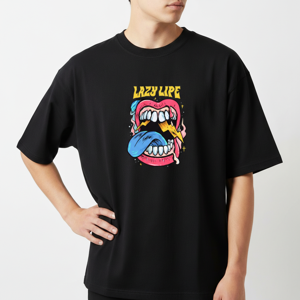 Camiseta com estampa frontal de boca entreaberta com dentes brancos, língua azul, raios amarelos e detalhes em rosa e palavras "LAZY LIFE" em estilo bold.