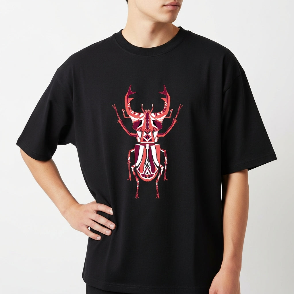 Camiseta com estampa frontal de um besouro estilizado em detalhes geométricos e simétricos, destacando chifres e segmentos do corpo com precisão artística.